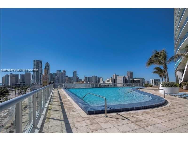 For Rent: $3,900 (1 beds, 1 baths, 943 Square Feet)