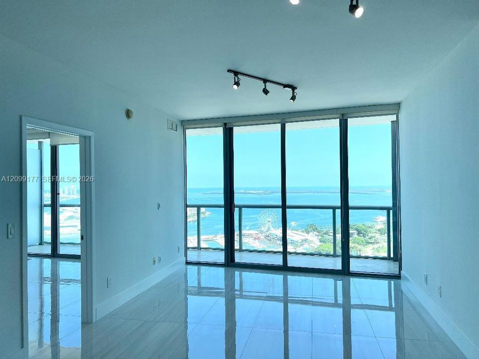 For Rent: $3,900 (1 beds, 1 baths, 943 Square Feet)