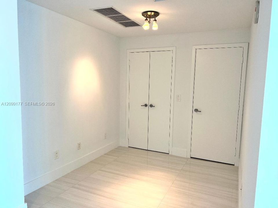 For Rent: $3,900 (1 beds, 1 baths, 943 Square Feet)