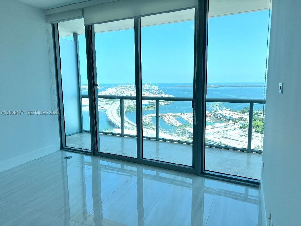 For Rent: $3,900 (1 beds, 1 baths, 943 Square Feet)