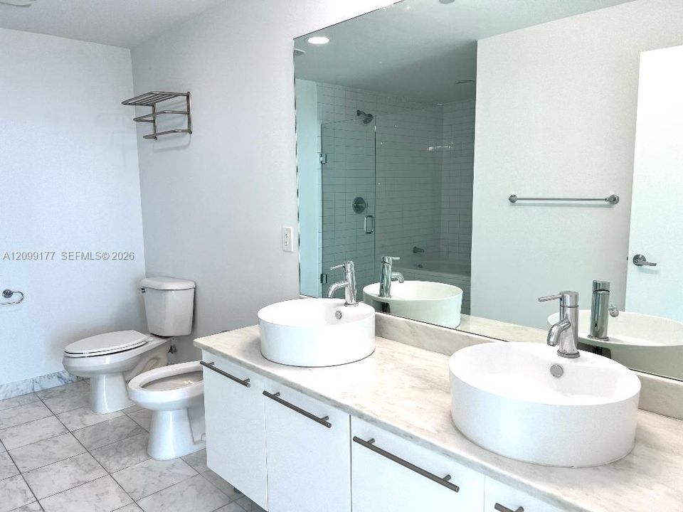 For Rent: $3,900 (1 beds, 1 baths, 943 Square Feet)