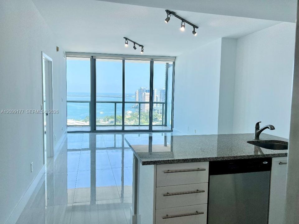 For Rent: $3,900 (1 beds, 1 baths, 943 Square Feet)