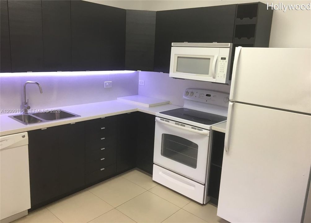 В аренду: $2,250 (2 спален, 1 ванн, 749 Квадратных фут)