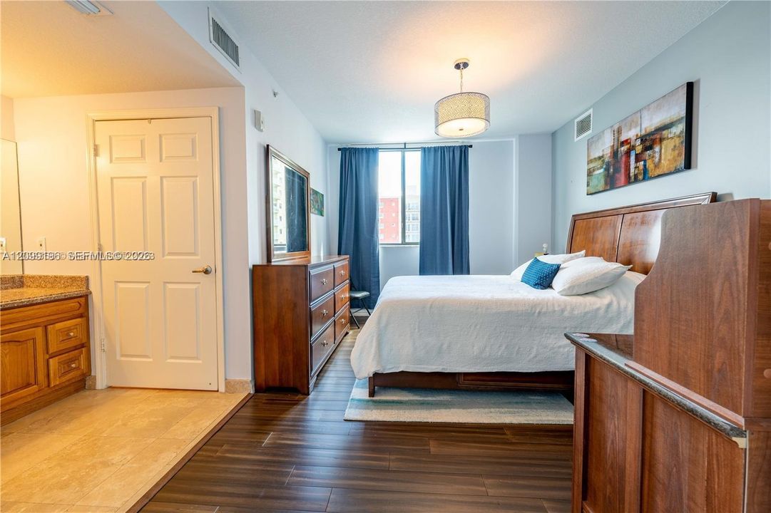 For Rent: $3,250 (2 beds, 2 baths, 982 Square Feet)