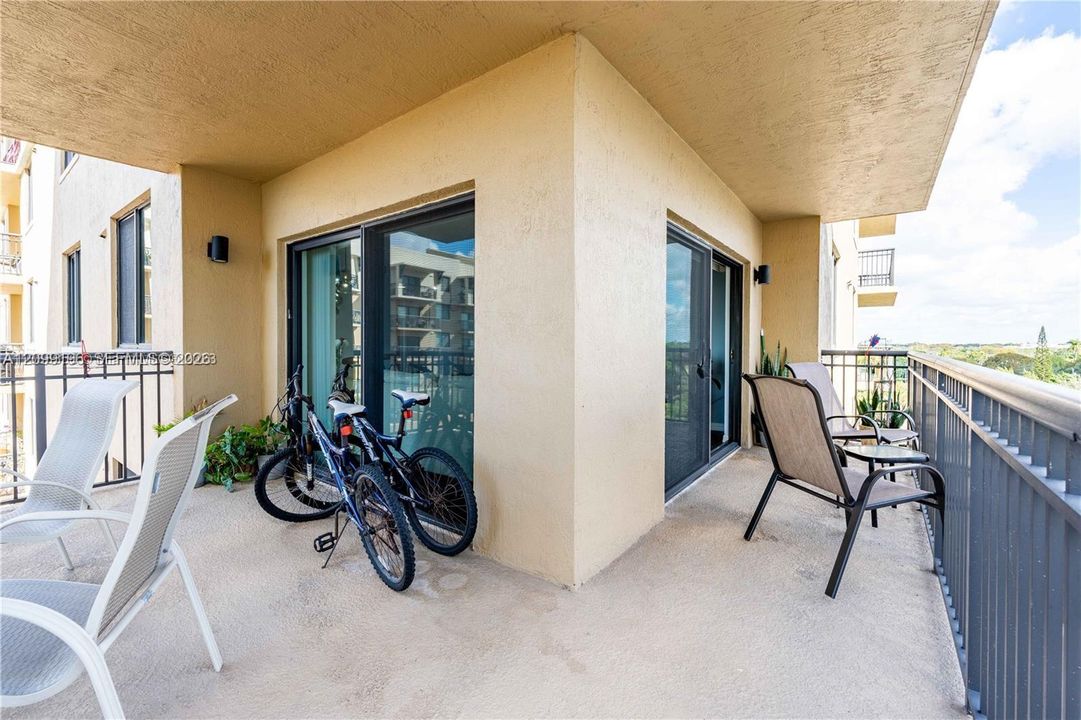 For Rent: $3,250 (2 beds, 2 baths, 982 Square Feet)