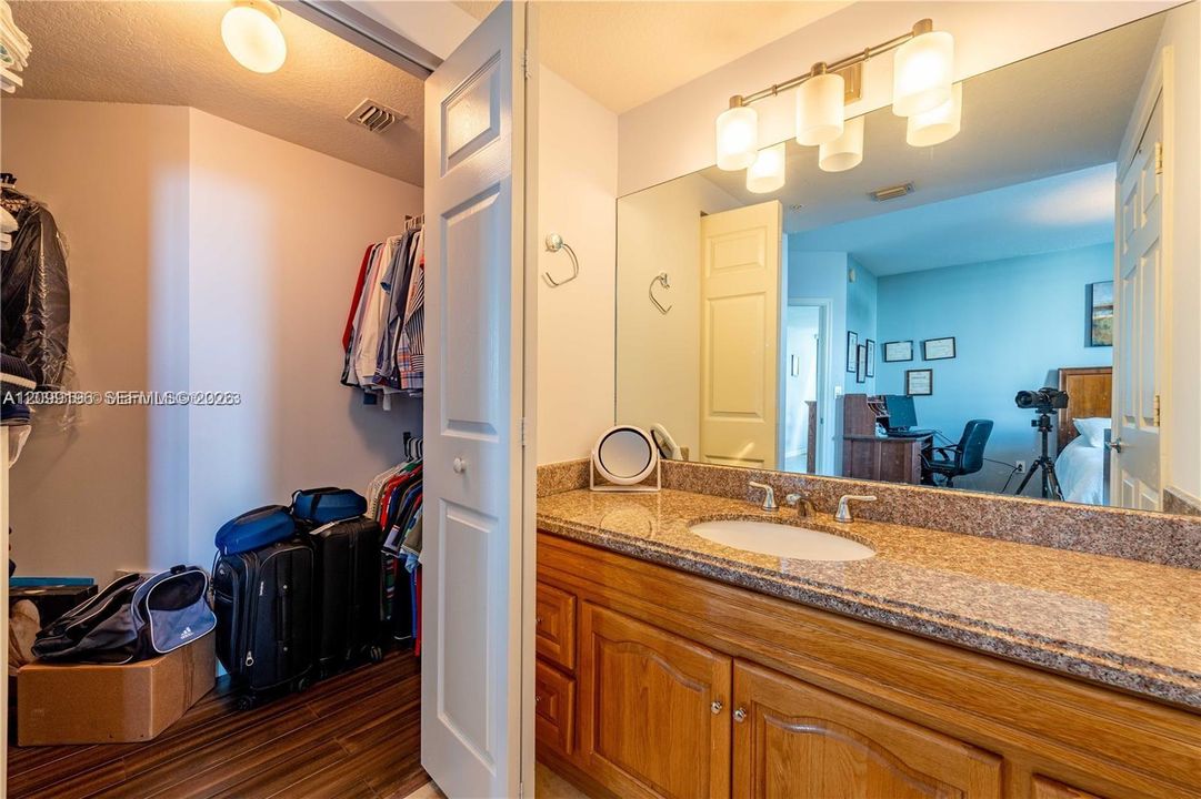 For Rent: $3,250 (2 beds, 2 baths, 982 Square Feet)