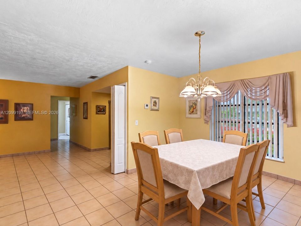En Venta: $607,000 (4 camas, 2 baños, 1700 Pies cuadrados)