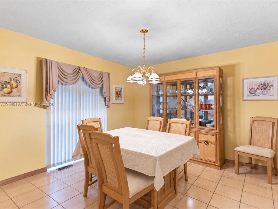 En Venta: $607,000 (4 camas, 2 baños, 1700 Pies cuadrados)