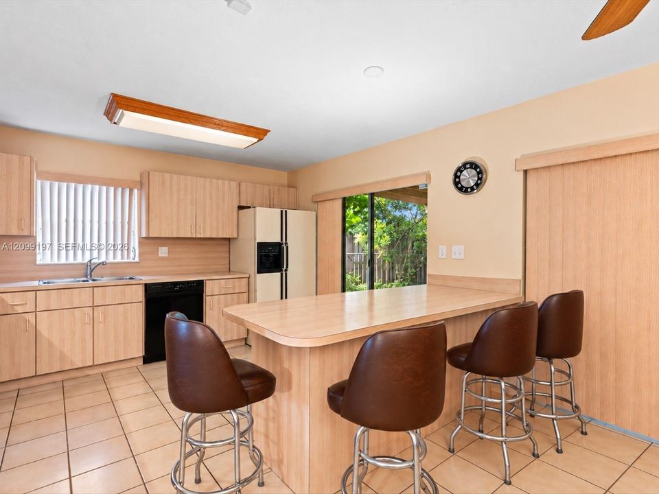 En Venta: $607,000 (4 camas, 2 baños, 1700 Pies cuadrados)