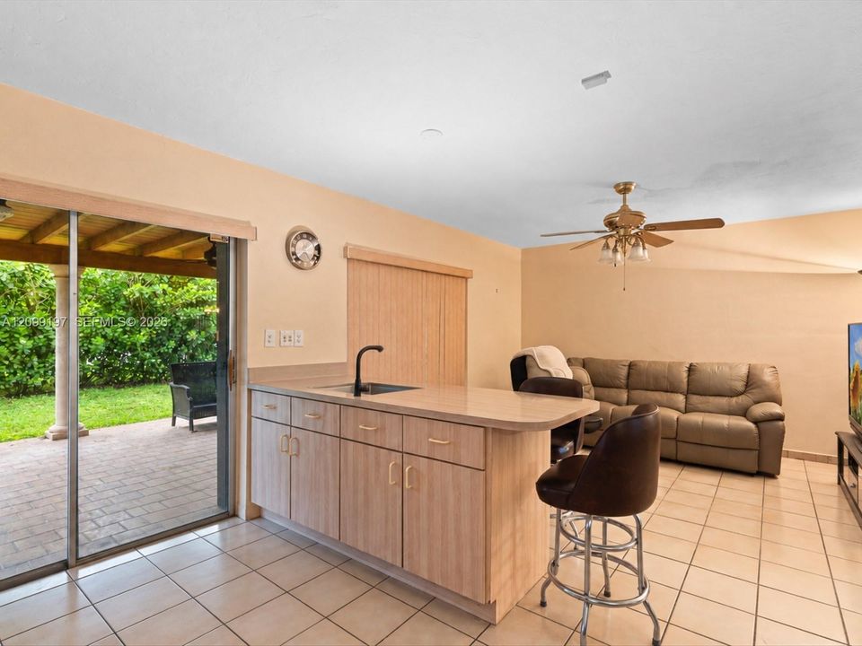 En Venta: $607,000 (4 camas, 2 baños, 1700 Pies cuadrados)