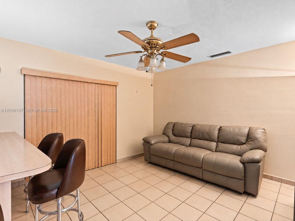 En Venta: $607,000 (4 camas, 2 baños, 1700 Pies cuadrados)