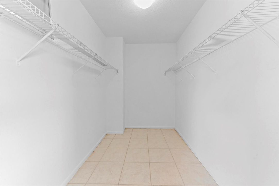 24 Closet 01