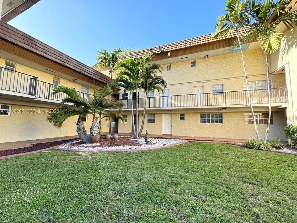For Rent: $2,300 (2 beds, 2 baths, 1140 Square Feet)