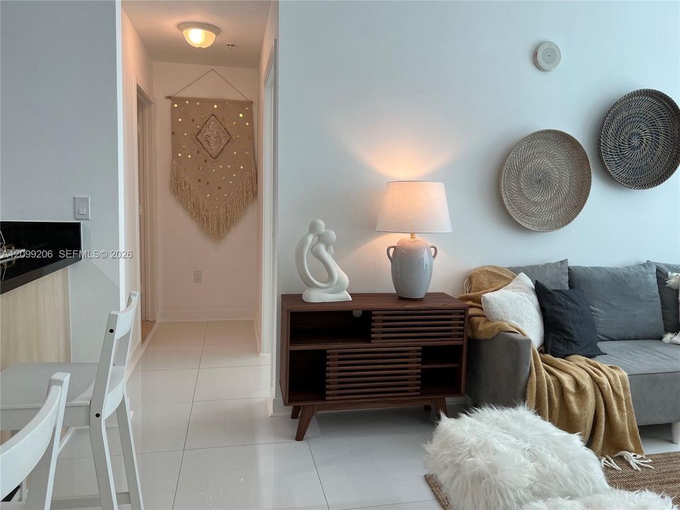 For Rent: $3,400 (1 beds, 1 baths, 707 Square Feet)