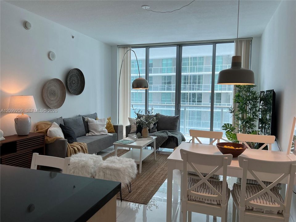 For Rent: $3,400 (1 beds, 1 baths, 707 Square Feet)