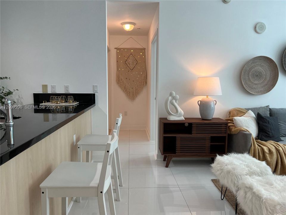 For Rent: $3,400 (1 beds, 1 baths, 707 Square Feet)