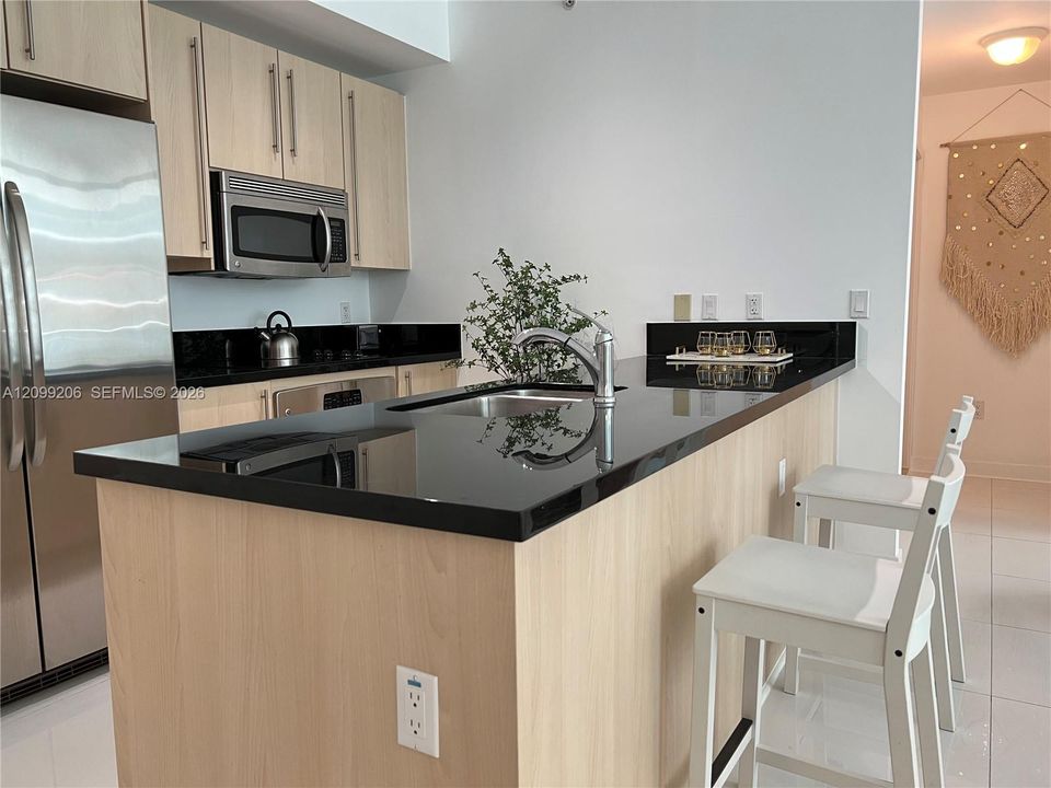 For Rent: $3,400 (1 beds, 1 baths, 707 Square Feet)
