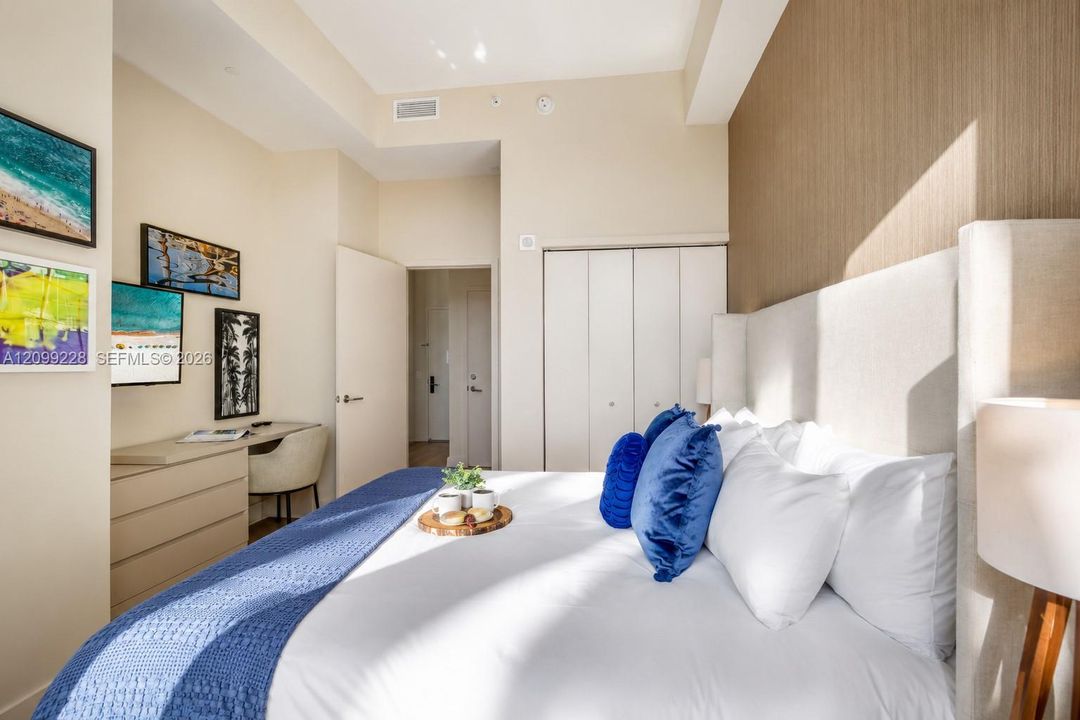 For Sale: $599,999 (1 beds, 1 baths, 701 Square Feet)