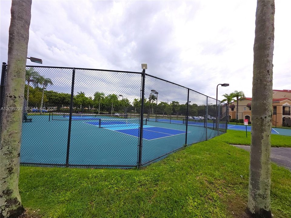 For Rent: $2,000 (1 beds, 1 baths, 665 Square Feet)