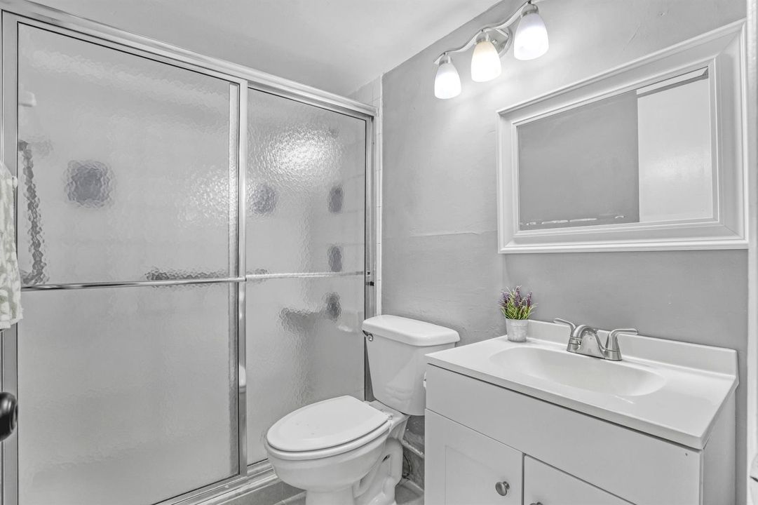 Bright and easy care bath
