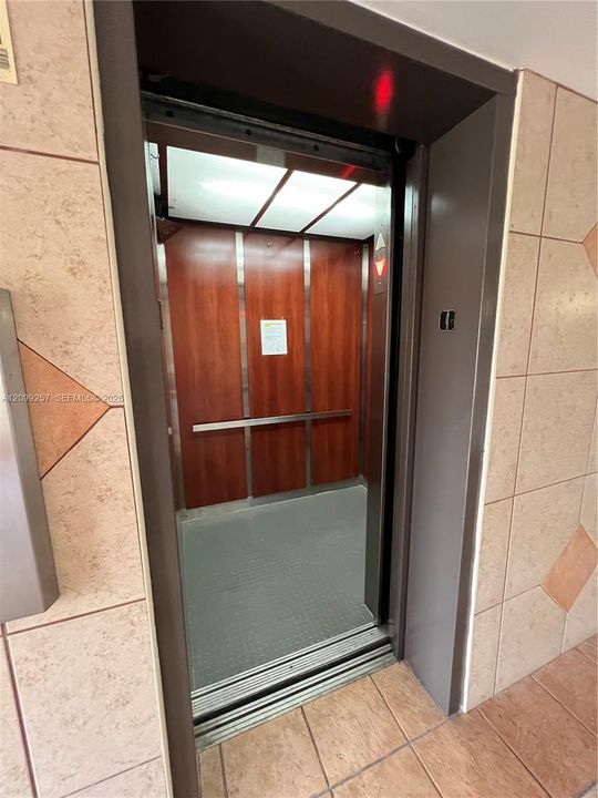На продажу: $320,000 (2 спален, 2 ванн, 914 Квадратных фут)
