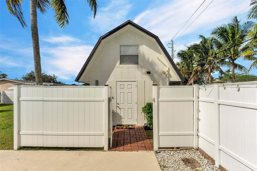 For Sale: $750,000 (3 beds, 2 baths, 1350 Square Feet)