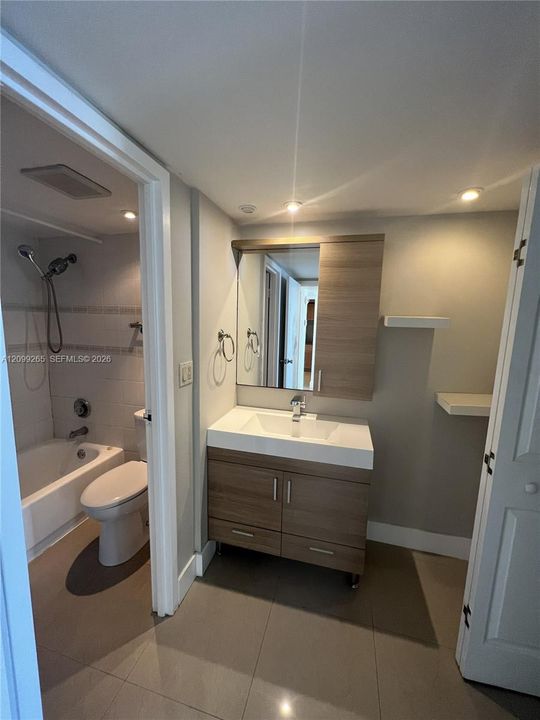 For Rent: $2,650 (1 beds, 1 baths, 991 Square Feet)