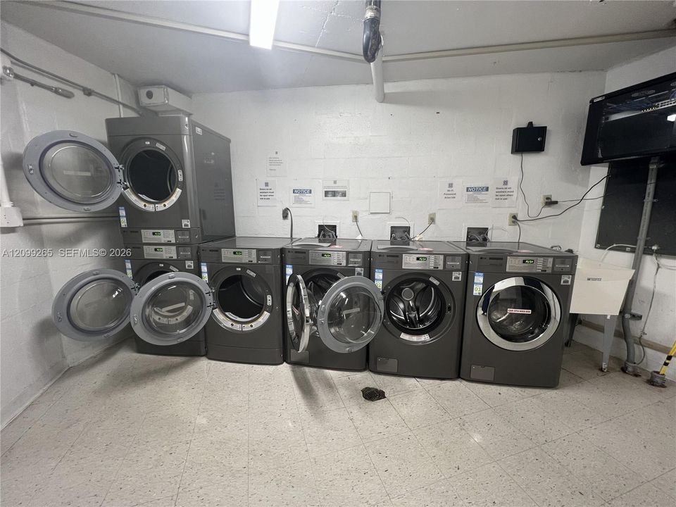 For Rent: $2,650 (1 beds, 1 baths, 991 Square Feet)
