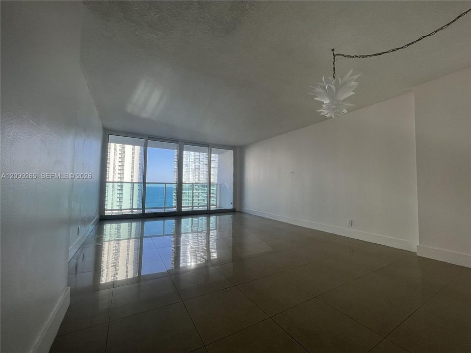 For Rent: $2,650 (1 beds, 1 baths, 991 Square Feet)