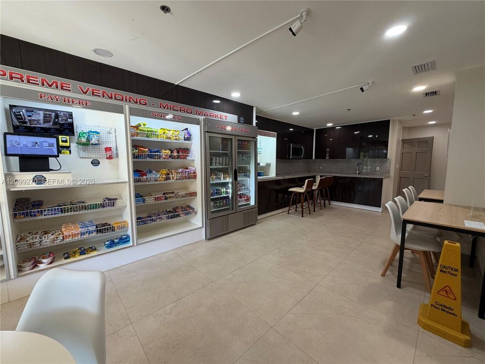 For Rent: $2,300 (1 beds, 1 baths, 730 Square Feet)