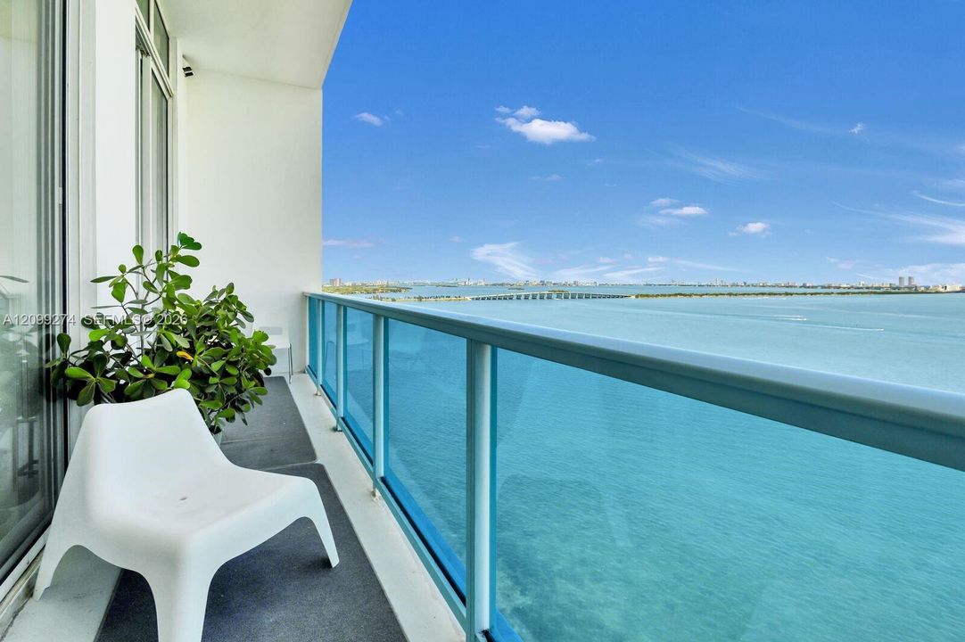 For Rent: $3,700 (1 beds, 2 baths, 950 Square Feet)