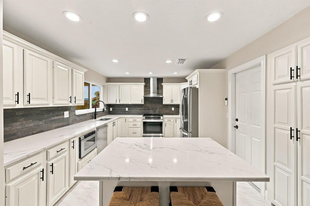 New Kitchen W/ Quartz Island