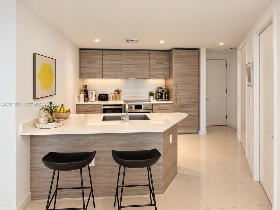 For Rent: $4,900 (2 beds, 2 baths, 961 Square Feet)