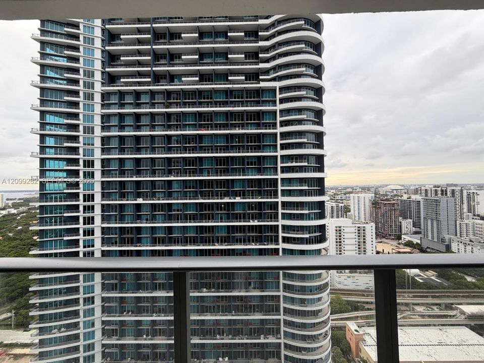 For Rent: $4,900 (2 beds, 2 baths, 961 Square Feet)
