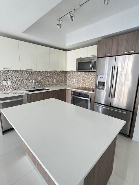 For Sale: $550,000 (2 beds, 2 baths, 950 Square Feet)