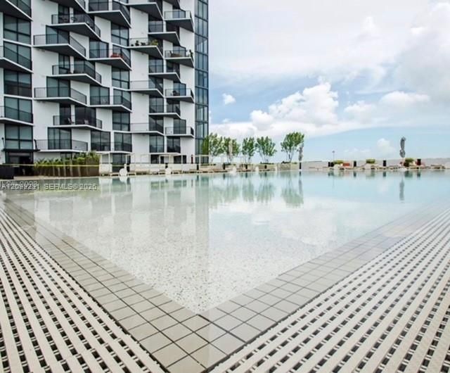 For Sale: $550,000 (2 beds, 2 baths, 950 Square Feet)