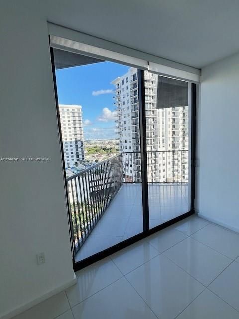 For Sale: $550,000 (2 beds, 2 baths, 950 Square Feet)