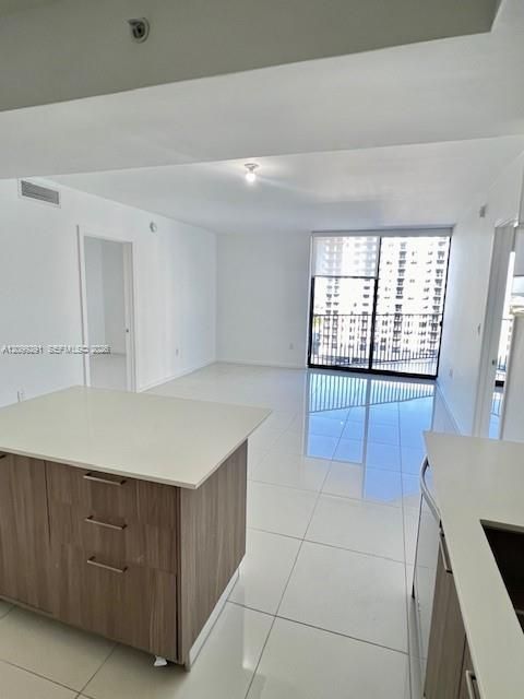 For Sale: $550,000 (2 beds, 2 baths, 950 Square Feet)
