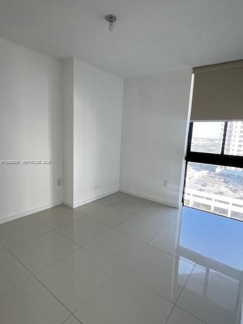 For Sale: $550,000 (2 beds, 2 baths, 950 Square Feet)