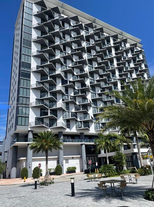 For Sale: $550,000 (2 beds, 2 baths, 950 Square Feet)