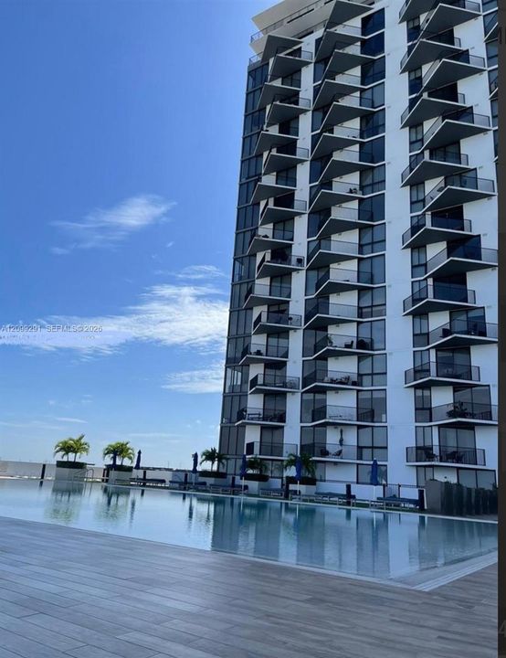 For Sale: $550,000 (2 beds, 2 baths, 950 Square Feet)