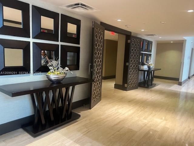 For Sale: $550,000 (2 beds, 2 baths, 950 Square Feet)