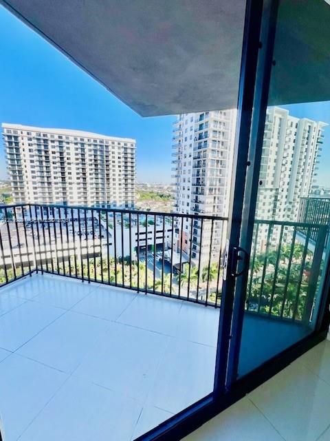 For Sale: $550,000 (2 beds, 2 baths, 950 Square Feet)