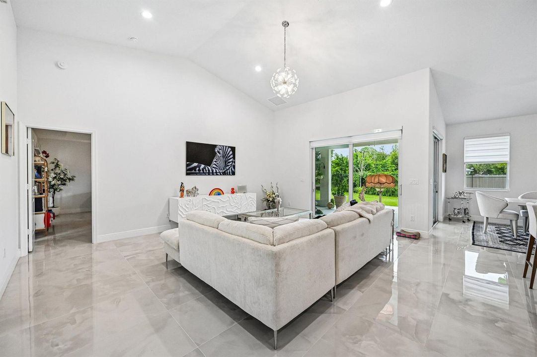 8-web-or-mls-NW Culebra Ave-S1010-008