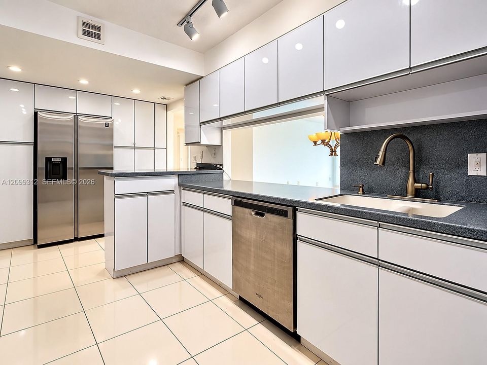 В аренду: $5,500 (2 спален, 2 ванн, 1260 Квадратных фут)