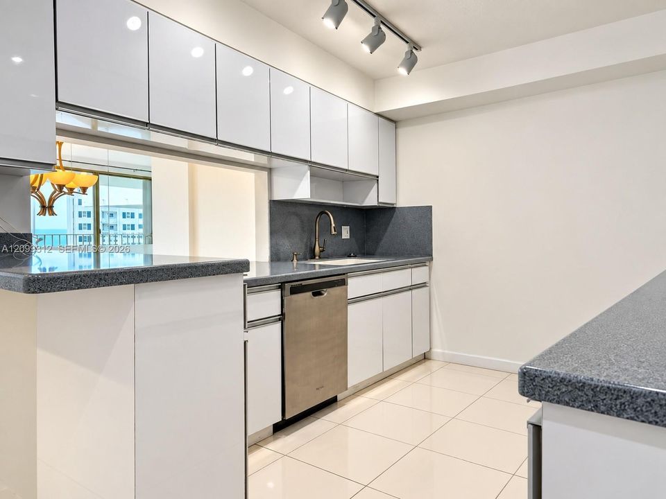 В аренду: $5,500 (2 спален, 2 ванн, 1260 Квадратных фут)