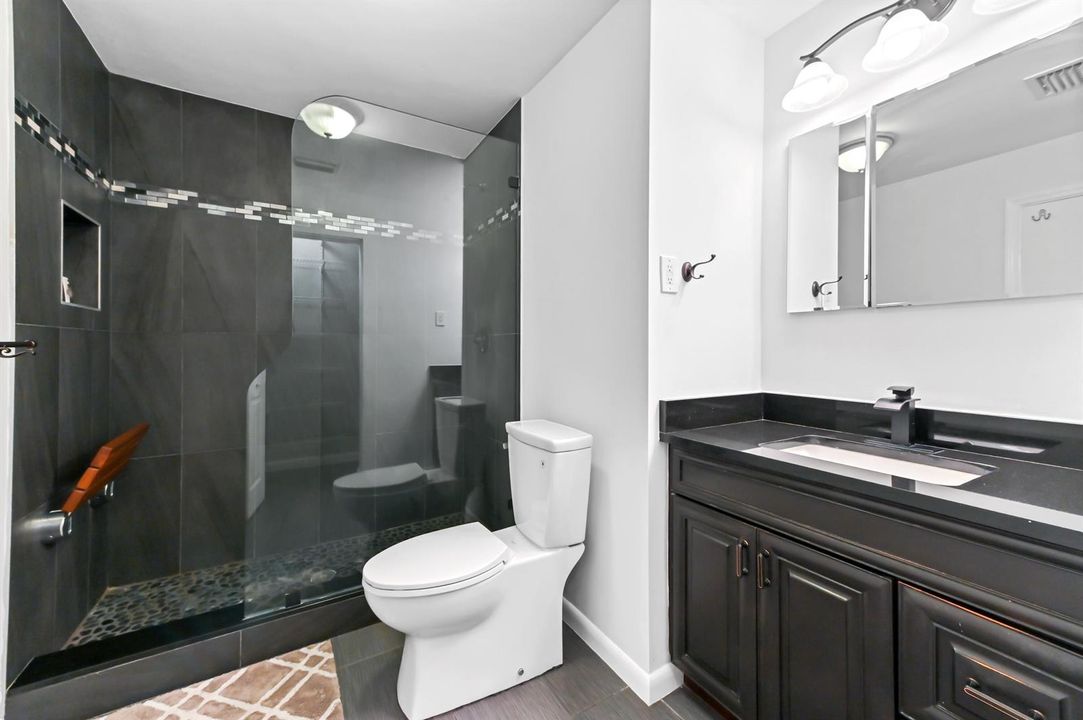 20 Bathroom 01