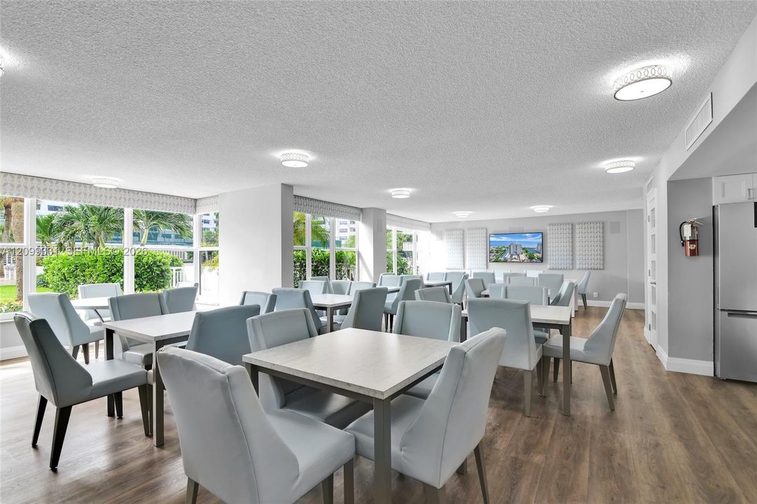 Под контрактом: $725,000 (2 спален, 2 ванн, 1330 Квадратных фут)