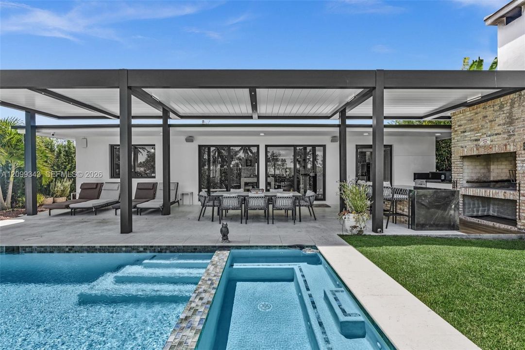 En Venta: $2,999,000 (3 camas, 2 baños, 2531 Pies cuadrados)