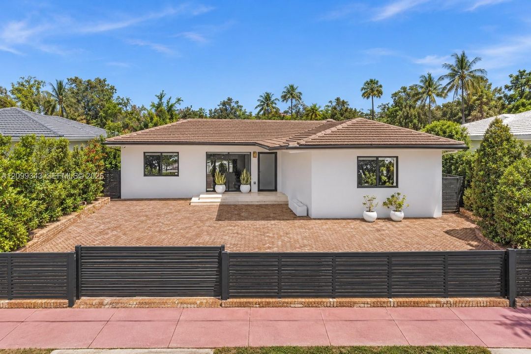 En Venta: $2,999,000 (3 camas, 2 baños, 2531 Pies cuadrados)